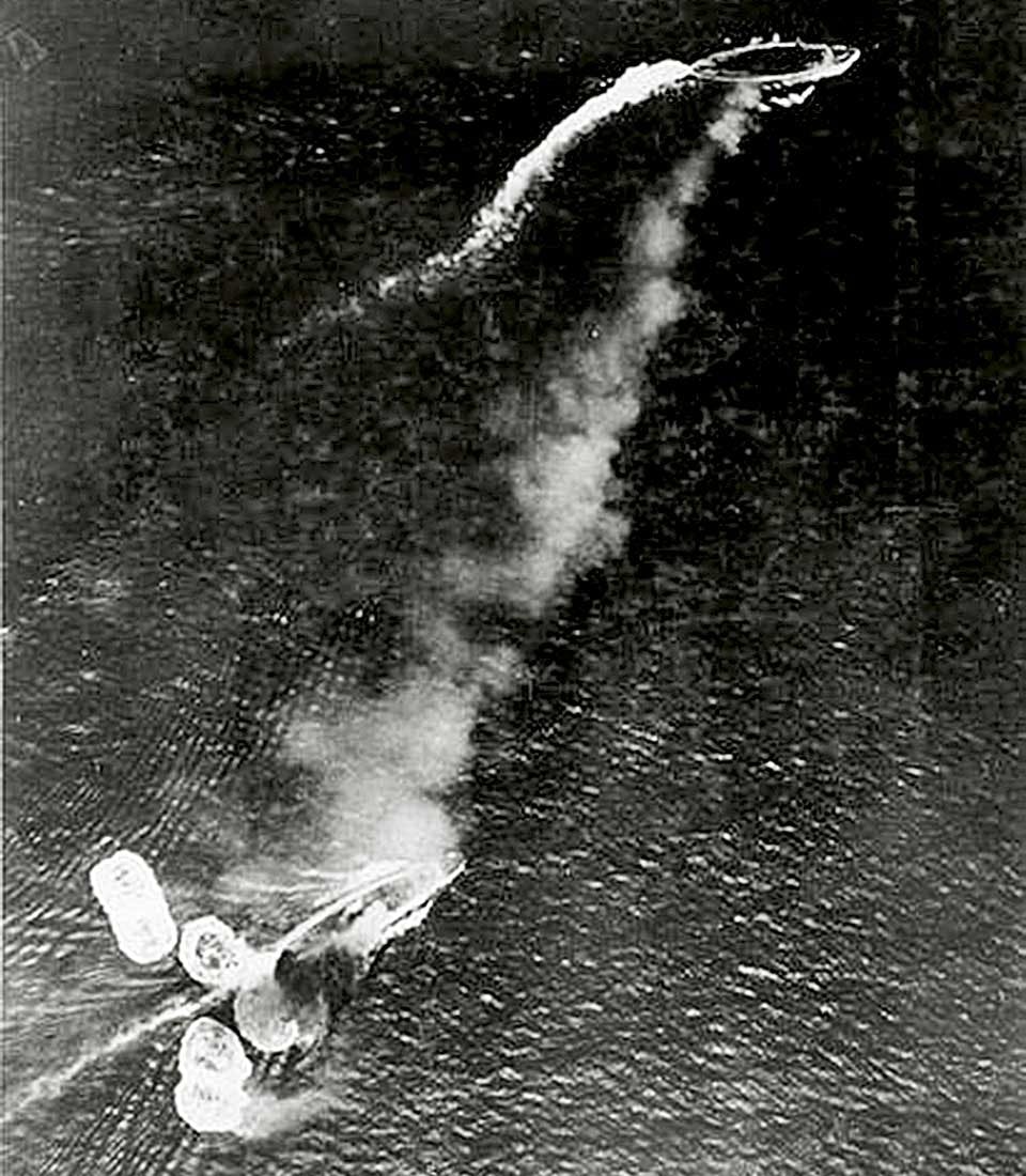 Repulse (nederst) har just träffats av en japansk bomb. Överst i bild Prince of Wales som ännu är oskadd. Repulse (nederst) har just träffats av en japansk bomb. Överst i bild Prince of Wales som ännu är oskadd.